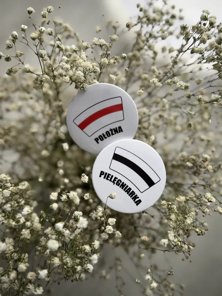 Przypinka - położna czerwony czepek - 3