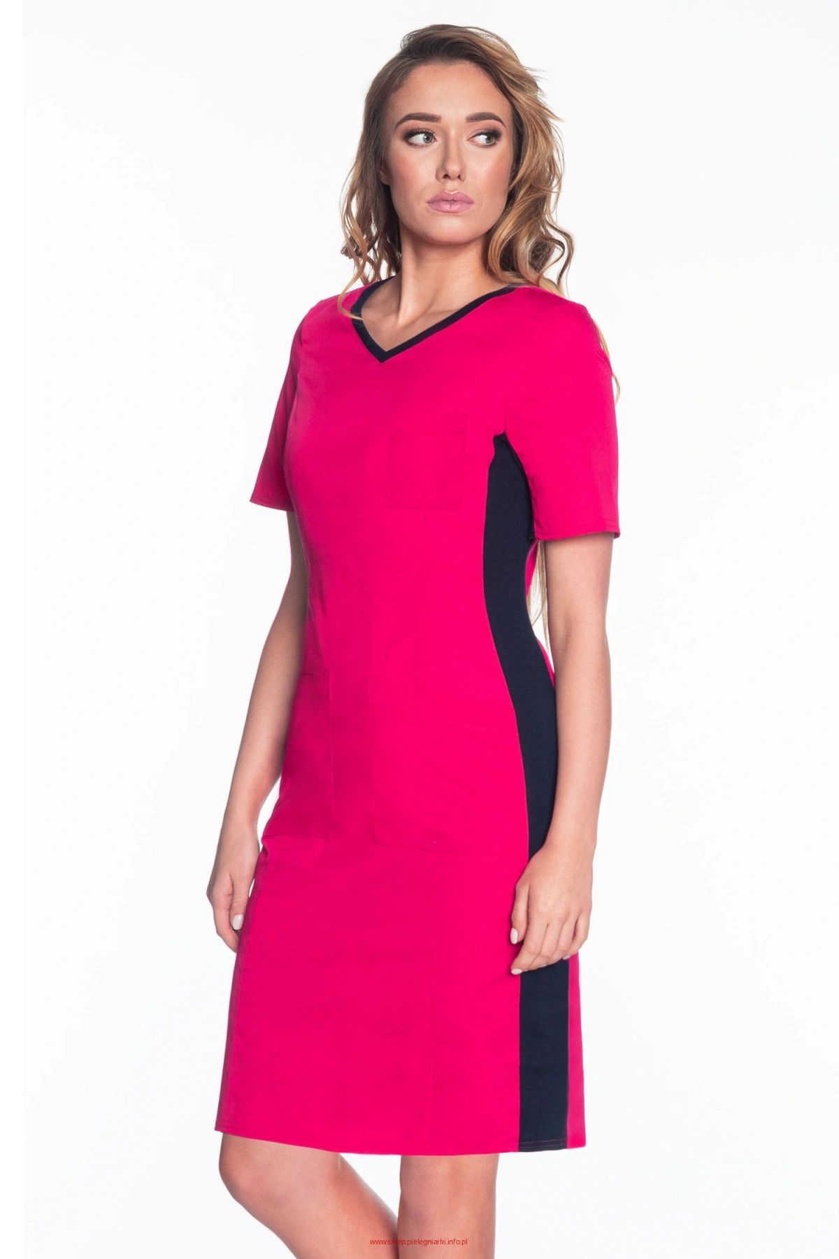 Sukienka medyczna fuksjowa, z elastycznym ściągaczem w boku (SKE1-F)