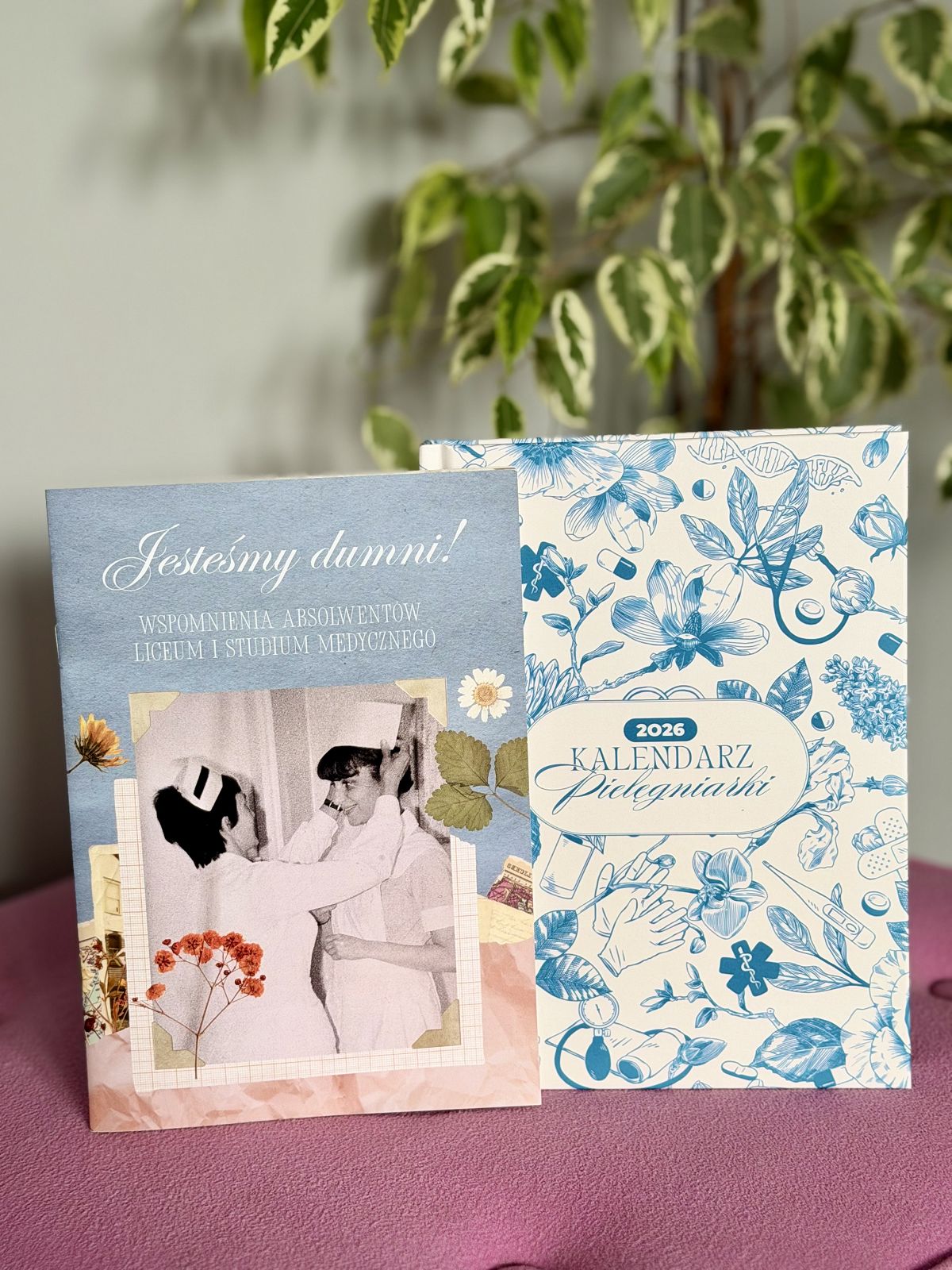 Zestaw kalendarz pielęgniarki na 2026 r. oraz książka "Jesteśmy dumni. Wspomnienia absolwentów LM i SM"