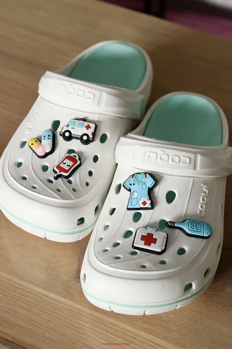 Kolorowe przypinki medyczne do Crocsów - styl i wyraz osobowości dla każdego medyka!